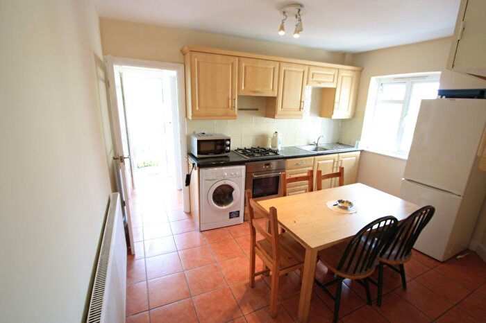 3 Bedroom Flat To Rent In Central Road, Morden, SM4