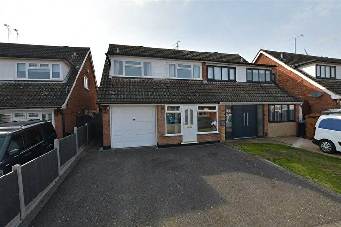 4 Bedroom Semi Detached House For Sale In Belmont Close, Wickford, Essex, SS12