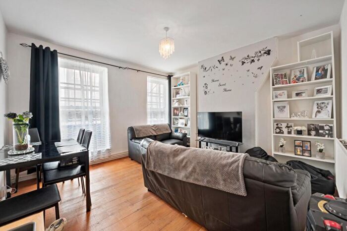2 Bedroom Flat For Sale In Stamford Hill, London, N16