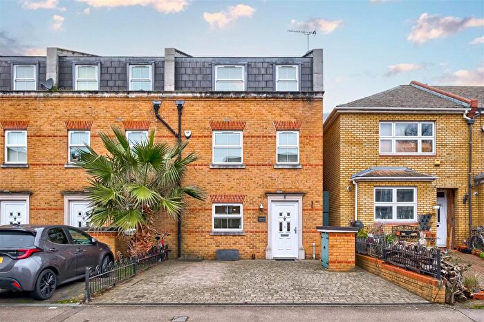 3 Bedroom Semi Detached House For Sale In Sylvan Road, Wanstead, E11