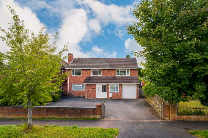 5 Bedroom Detached House To Rent In Gordon Road, Thatcham, RG18