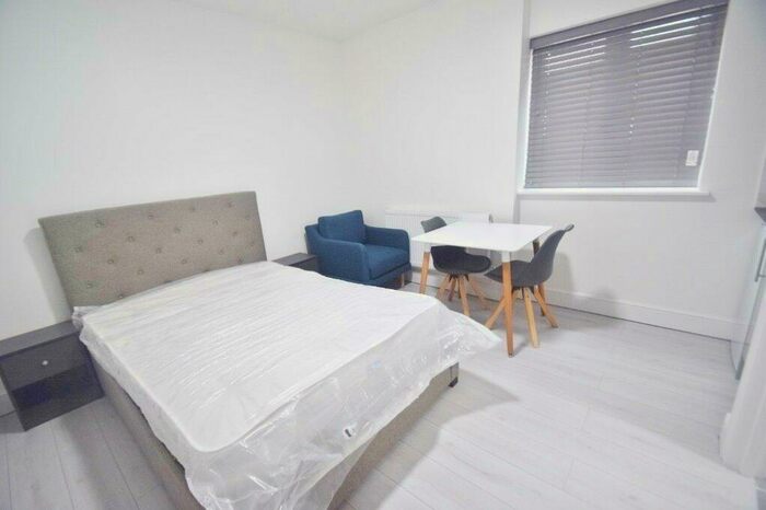 House To Rent In Beechcroft Avenue, Golders Green, NW11