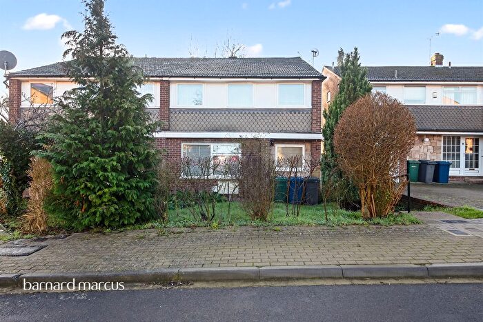 2 Bedroom Flat For Sale In Howard Close, London, N11