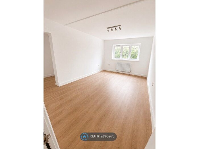 3 Bedroom Flat To Rent In High Road Leytonstone, London, E11