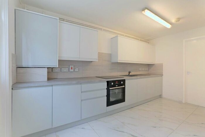 3 Bedroom House To Rent In Bed House - Owens Way, London, SE23