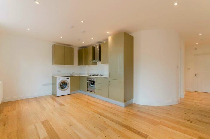 2 Bedroom Flat To Rent In Wellington Road, Bush Hill Park, Enfield, EN1