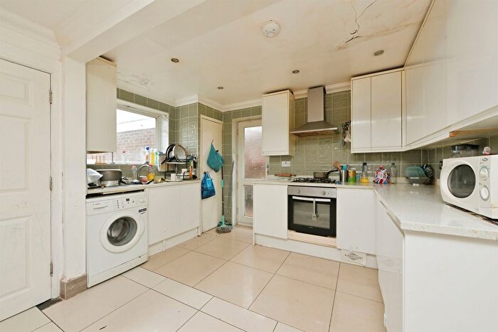 6 Bedroom Semi-Detached House For Sale In Reynard Way, Northampton, NN2
