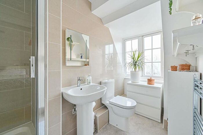 1 Bedroom Flat For Sale In Dog Kennel Hill Estate, East Dulwich, London, SE22