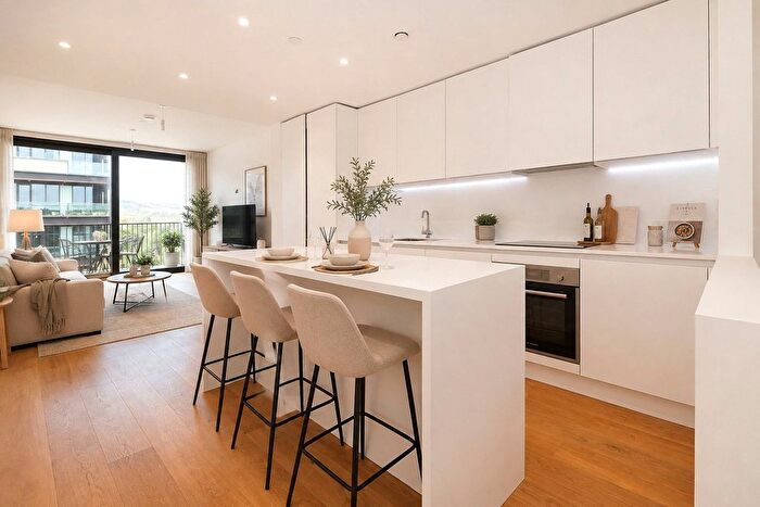 2 Bedroom Flat For Sale In Lakeshore, Bristol, BS13