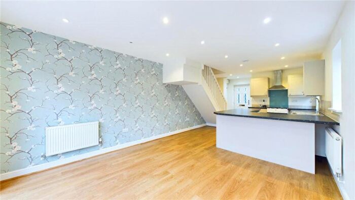 2 Bedroom End Of Terrace House To Rent In Lightwater, Surrey, GU18