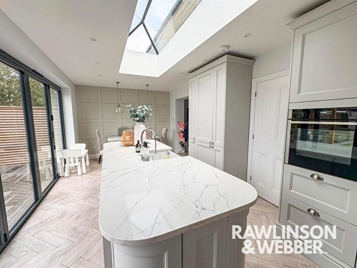 3 Bedroom Semi-Detached House For Sale In Faraday Road, KT8