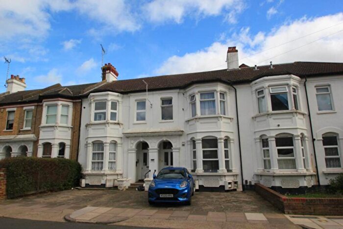 2 Bedroom Flat For Sale In Park Road, Westcliff-On-Sea, SS0