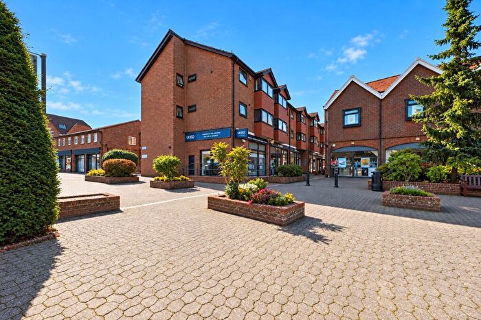 2 Bedroom Flat For Sale In Denly Way, Lightwater, Surrey, GU18