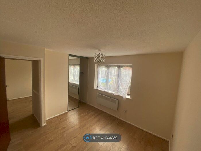 2 Bedroom Flat To Rent In Circuit Close, Willenhall, WV13