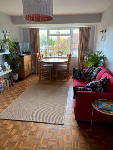 2 Bedroom Flat To Rent In Oak Hill Crescent, Surbiton, KT6