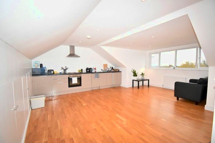 2 Bedroom Flat To Rent In High Road, London N2