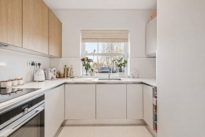 4 Bedroom Detached House To Rent In Accommodation Road, Barnet, EN4