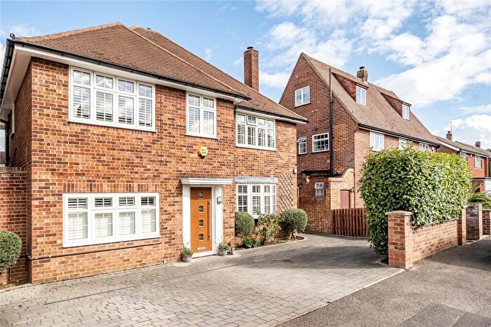 4 Bedroom Detached House For Sale In Long Lodge Drive, Walton-On-Thames, KT12