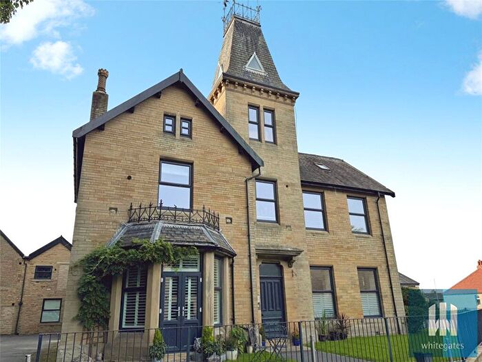 2 Bedroom Apartment To Rent In Lands House, Rastrick, Huddersfield, HD6