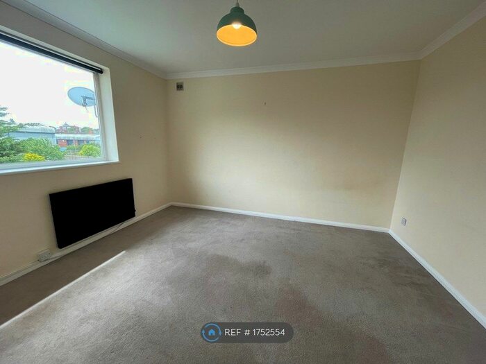 2 Bedroom Flat To Rent In Northern Road, Aylesbury, HP19