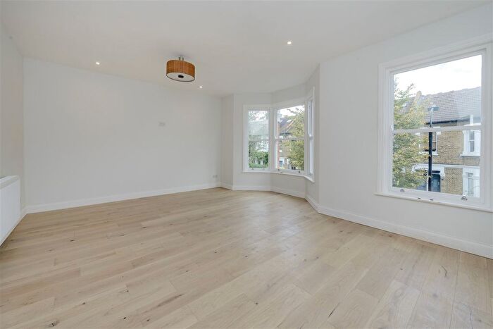 3 Bedroom Maisonette To Rent In Eynham Road, Shepherd's Bush, W12