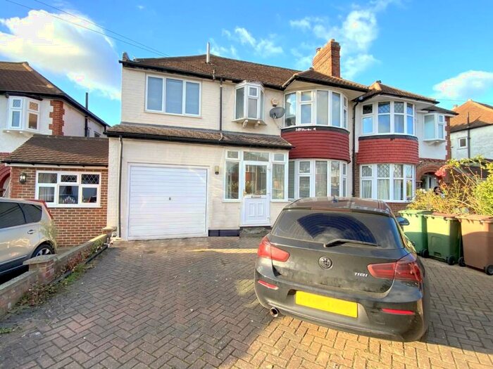 4 Bedroom House To Rent In Dundela Gardens, Worcester Park, KT4
