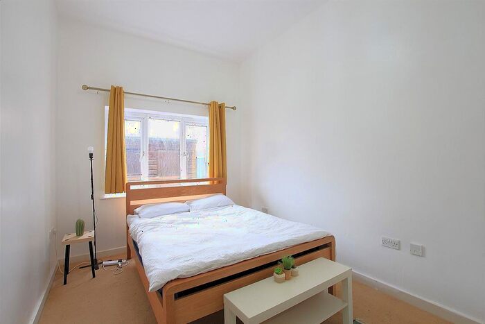 1 Bedroom Flat To Rent In Hamilton Court, Hanworth Road, Hounslow, TW3