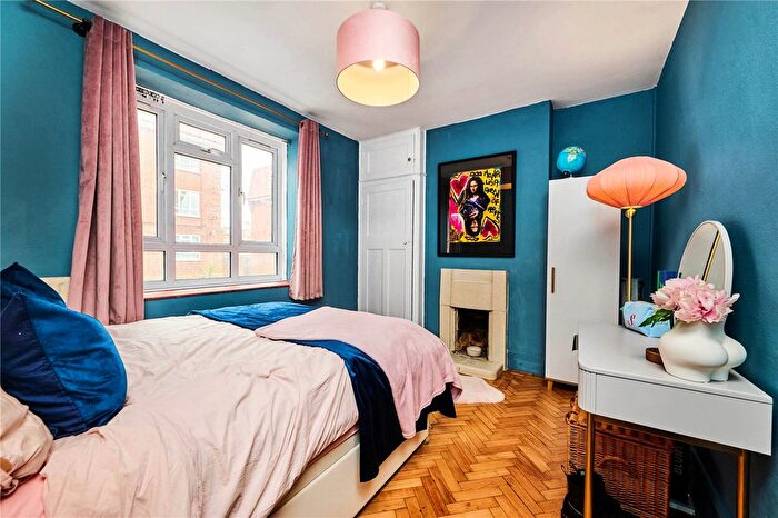 3 Bedroom Flat For Sale In Triangle Place, London, SW4