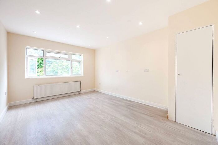 3 Bedroom Flat To Rent In Whitton Avenue East, Perivale, Greenford, UB6