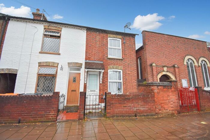 2 Bedroom End Of Terrace House For Sale In Beaconsfield Street, Bedford, MK41