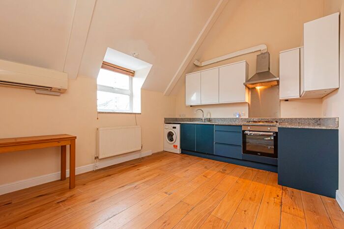 2 Bedroom Flat To Rent In Richmond Court, High Street, Crouch End, London, N8