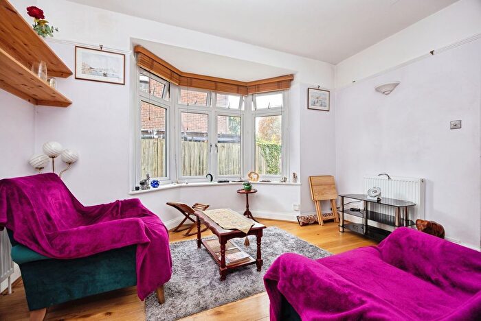 2 Bedroom Flat For Sale In Woodlands Road, Guildford, Surrey, GU1