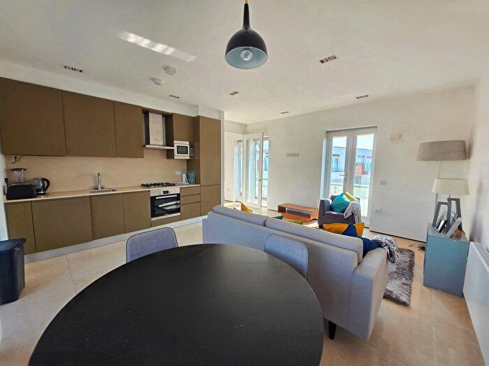 2 Bedroom Flat To Rent In Grosvenor Court, Hale Lane, NW7