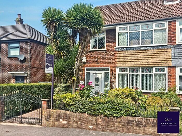 3 Bedroom Semi-Detached House For Sale In Penrhyn Avenue, Alkrington, Manchester, M24