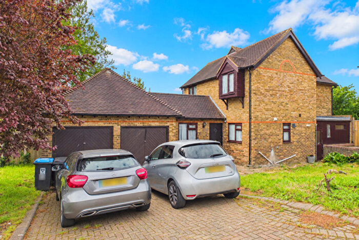 5 Bedroom Detached House For Sale In Walnut Grove, Hemel Hempstead, HP2