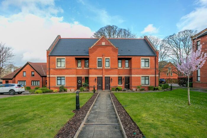 2 Bedroom Flat To Rent In Queen Victoria House, Marlborough Drive, Bushey, Herts, WD23