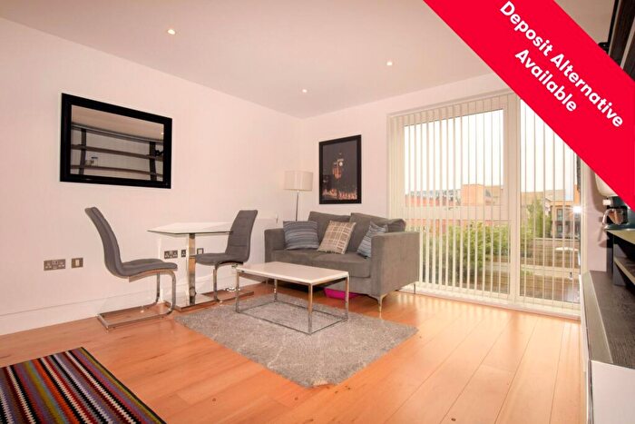 Apartment To Rent In Grove Park, London, NW9