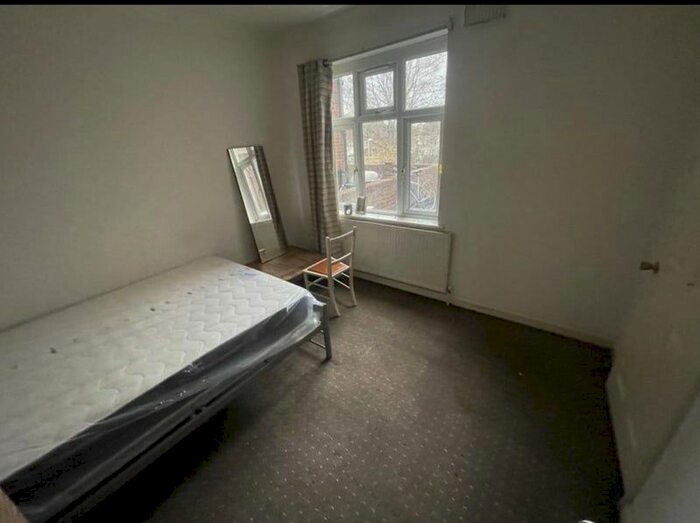 5 Bedroom Flat To Rent In Tolworth Broadway, Surbiton, KT6