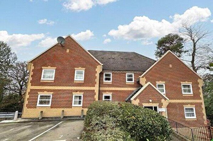 2 Bedroom Apartment For Sale In Beacon Hill, Woking, Surrey, GU21