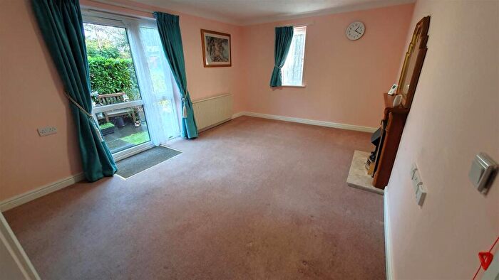 2 Bedroom Flat For Sale In Ringwood Road, Ferndown, BH22