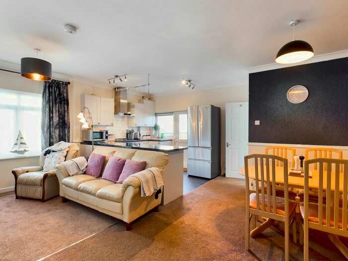 2 Bedroom Flat To Rent In Babbacombe Road, Torquay, TQ1