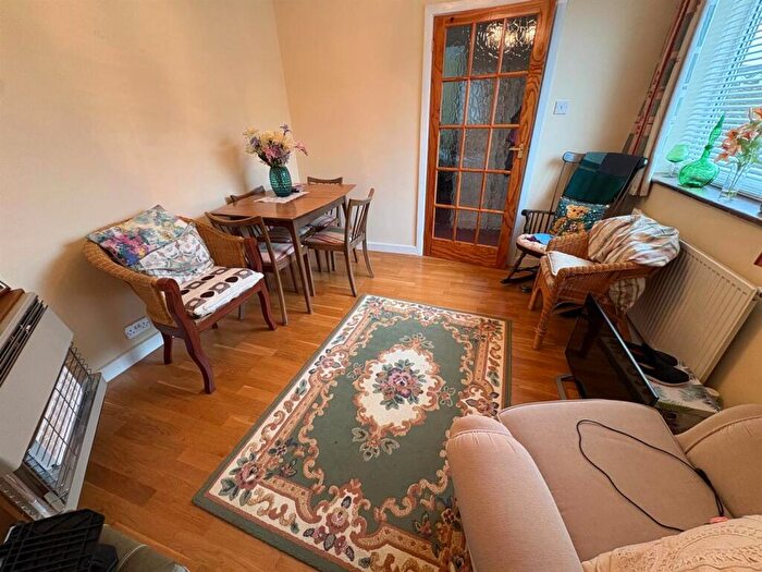 3 Bedroom Semi Detached House For Sale In Rose Gardens, Little Neston, Neston, CH64