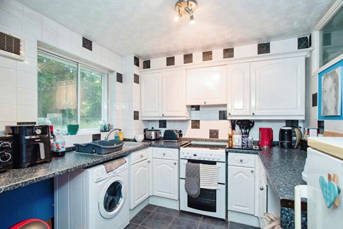 2 Bedroom Flat For Sale In Valley Green, Hemel Hempstead, HP2