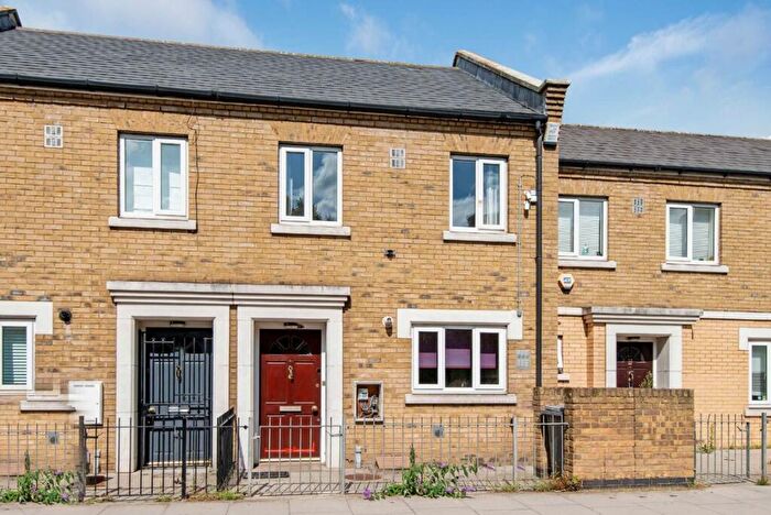 2 Bedroom Terraced House To Rent In Abbott Road, Poplar, E14