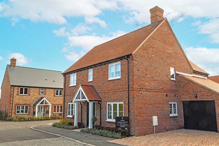 4 Bedroom Detached House For Sale In Stanbridge Road, Haddenham, Buckinghamshire, HP17