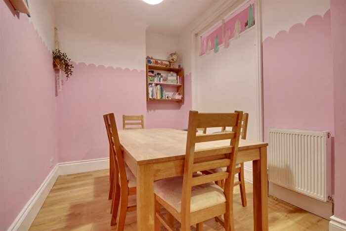 2 Bedroom Flat For Sale In Francis Avenue, Southsea, PO4