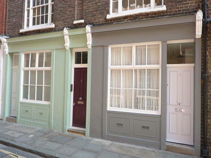 1 Bedroom Flat To Rent In Middle Street, West Smithfield, London, EC1A