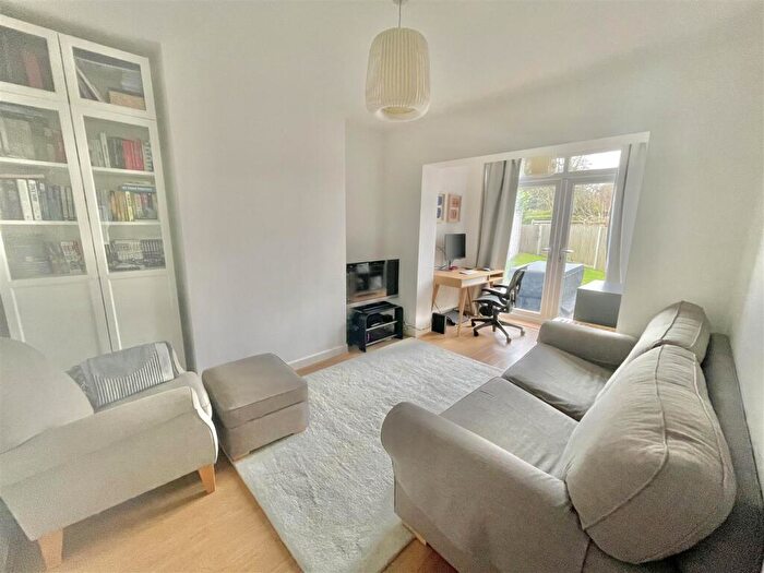 3 Bedroom Semi-Detached House For Sale In Wroxham Gardens, Potters Bar, EN6