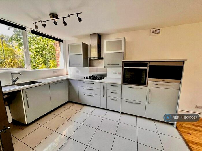 2 Bedroom Flat To Rent In Carlton Court, London, SE19