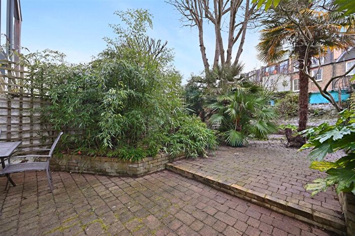 2 Bedroom Flat For Sale In Hammersmith Grove, London, W6